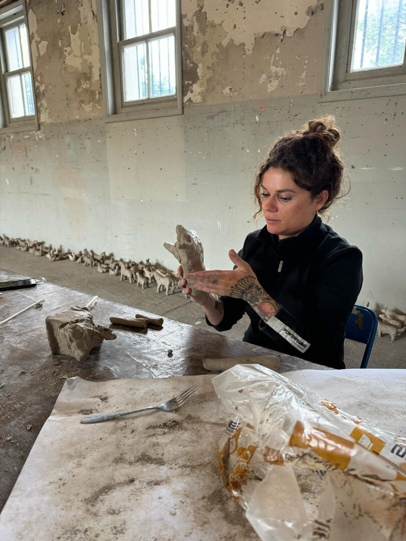 Danielle Hoogendoorn werkt aan 100 dieren van klei in Stadsgalerij Breda