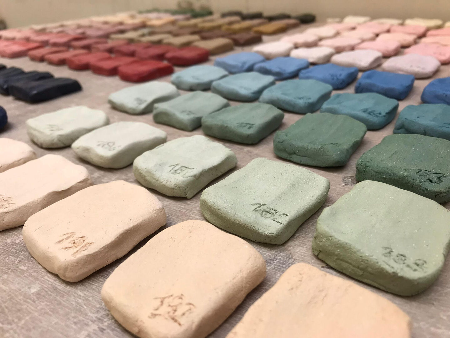 Jeanine Vloemans werkt aan een nieuw project tijdens haar residentie bij EKWC in Oisterwijk