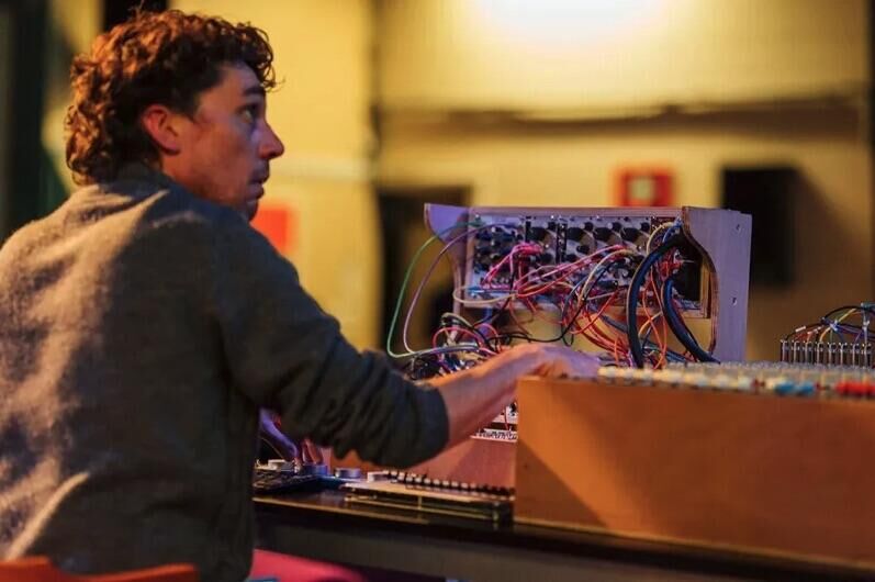 Music Hub deelnemers op het podium tijdens POM driedaagse