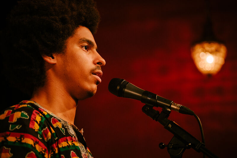 Oud-WOLKer Joshua Snijders geselecteerd voor schrijfresidentie van deBuren in Parijs 