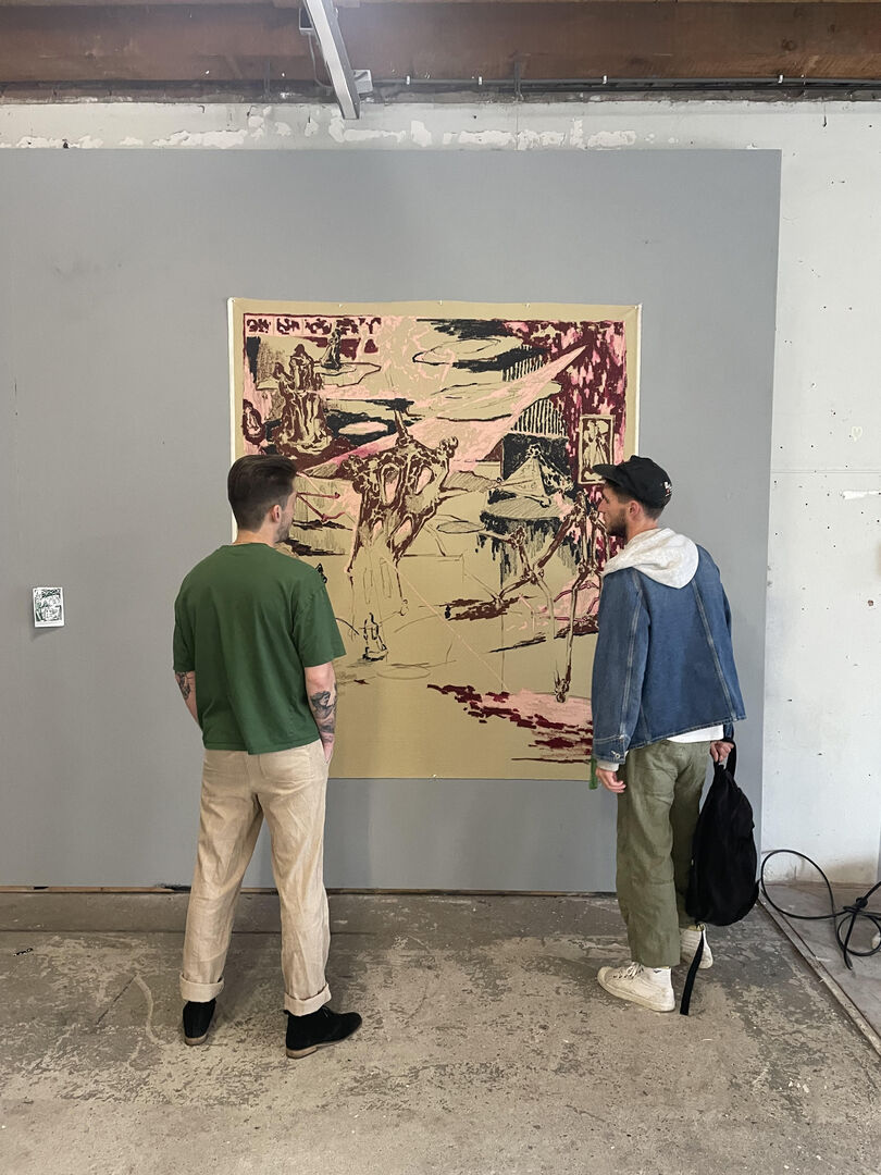 Rick van Strien en Jordie Rovers bij zijn werk in de Stadsgalerie Breda